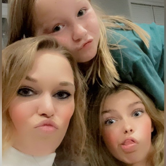 Meet your Posher, Laura - Picture 3 of 5